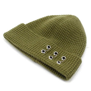 Bonnet en tricot gaufré vert olive avec anneaux métalliques décoratifs pour l'hiver