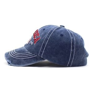 Dettaglio del cappello vintage con ricamo 1776 e rifiniture consumate sulla tesa curva