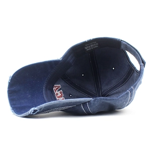 Cappellino da baseball in cotone lavato blu scuro con bordo consumato e ricami interni