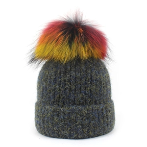 Winter-Strickmütze in Blau-Grau meliert mit einem lebhaften mehrfarbigen Kunstpelz-Bommel