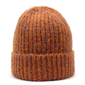 Nahaufnahme der orangefarbenen Strickmütze mit Mohair-Textur und geripptem Umschlag