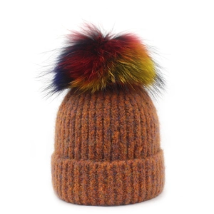 Warme orangefarbene Strickmütze für Damen mit farbenfrohem Bommel für den Winter