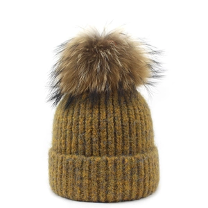 Bonnet en grosse maille jaune moutarde pour femme avec pompon en fausse fourrure amovible
