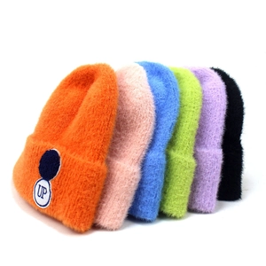 Zachte en kleurrijke pluizige gebreide mutsen voor dames met UP-patch, warme winterset