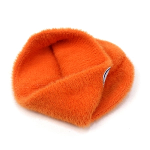Felle oranje imitatiebont beanie voor dames met een zachte pluche gebreide textuur