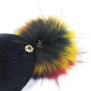 Berretto in maglia nera con pompon di pelliccia multicolore e bottone automatico in metallo