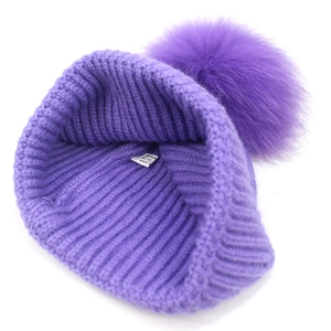 Gorro de punto morado para mujer con pompón suave para calidez en invierno