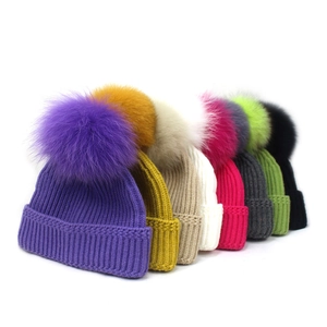 Gorros de invierno de punto acanalado con pompones de piel en varios colores