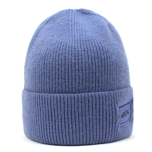Dettaglio del berretto in maglia blu con toppa ADEK e trama a costine per l'inverno