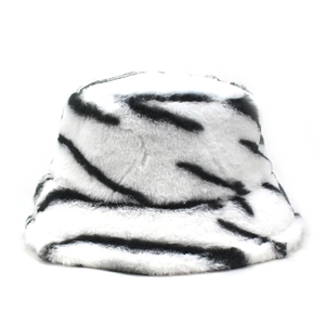 Détail d'un chapeau bob en fausse fourrure à motif zébré avec une texture douce et chaude