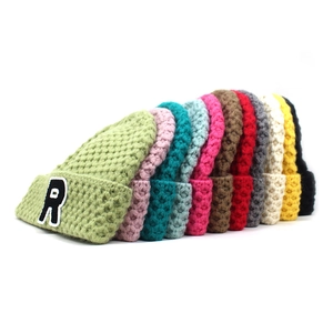 Winterstrickmützen mit R-Patch-Stickerei in einer Vielzahl von bunten Farben