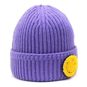 Gros plan du patch sourire jaune en broderie bouclée sur un bonnet en tricot violet
