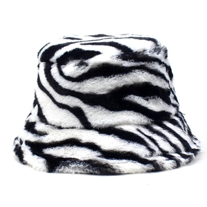 Gros plan sur le chapeau bob en peluche zébré montrant la texture douce en fausse fourrure