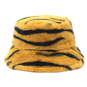 Chapeau bob femme en fausse fourrure motif tigre jaune et noir accessoire mode d'hiver