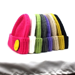 Bonnets en maille d'hiver pour femmes en plusieurs couleurs avec patch jaune mignon