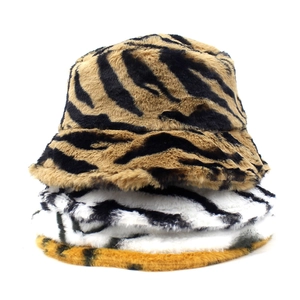 Trois bobs en fausse fourrure empilés avec des motifs léopard, zèbre et tigre