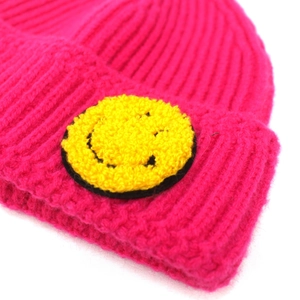 Bonnet en maille rose pour femme avec écusson smiley jaune en broderie chenille