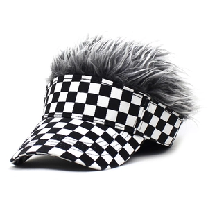 Gorra de béisbol creativa a cuadros blancos y negros con peluca de pelo gris suave