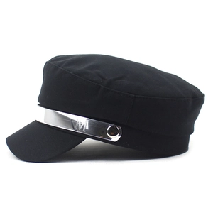 Chic casquette militaire noire avec bande métallique argentée et boucle en forme de M