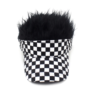 Vista detallada del patrón de tablero de ajedrez y la peluca de pelo sintético negro en la gorra