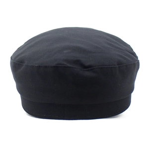 Vue de face d'une casquette de marin en sergé de coton noir sur fond blanc neutre
