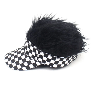 Detalle de la visera de ajedrez con pelo sintético negro grueso para disfraces y fiestas