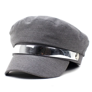 Détail de la casquette marin gris foncé avec bande métallique argentée et gravure M