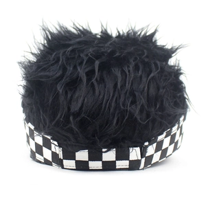 Gorra de béisbol estilo punk con peluca negra y diseño de patrón de tablero de ajedrez