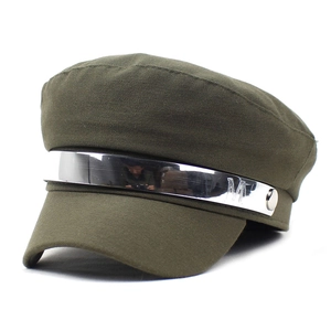 Détail d'une casquette militaire vert armée avec bande argentée et gravure de la lettre M