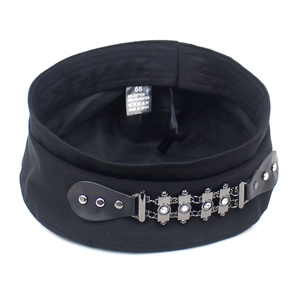 Klassische schwarze Newsboy-Baskenmütze mit Metallkette und funkelnden Strasssteinen