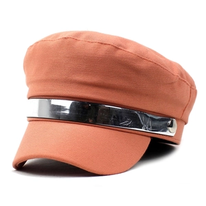 Détail de la casquette militaire orange corail avec bande métallique M argentée