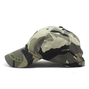 Dettaglio laterale del cappello mimetico con ricamo verde U.S. ARMY sulla visiera