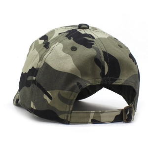 Vista posteriore del cappello mimetico con cinturino regolabile e fibbia in metallo