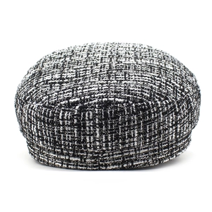 Casquette gavroche classique en tweed à carreaux noir et blanc pour femmes élégante