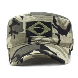 Taktische flache Militärmütze im Camouflage-Design mit brasilianischem Flaggen-Patch