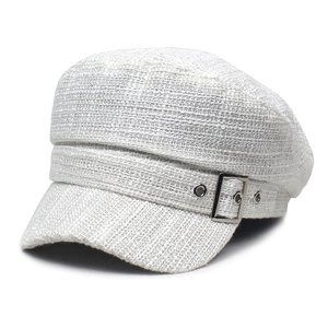 Vue détaillée du chapeau gavroche en tweed blanc avec texture tissée et boucle argentée