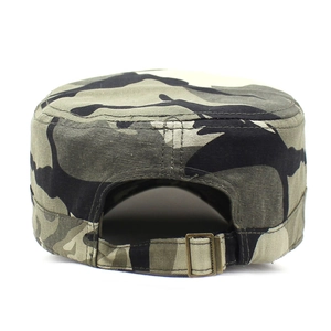 Rückansicht der Camouflage-Militärmütze mit verstellbarer Metallschnalle und Nahtdetails