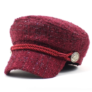 Casquette gavroche chic en tweed bordeaux pour femmes avec boutons en métal et cordon tressé