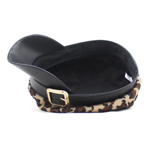 Fashion newsboy cap with leopard print crown and black leather brim and metal buckle