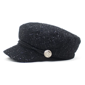 Détail du bonnet de marin en tweed noir avec fibres pailletées et bouton décoratif argenté