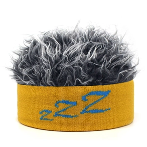 Detail eines gelben Stirnbands mit ZZZ-Logo und flauschiger grauweißer Kunsthaar-Perücke