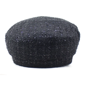 Détail de la casquette marin en tweed noir avec fils argentés et texture de laine douce