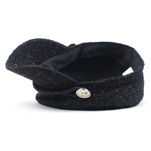 Chapeau de marin chic en tweed noir pour femme avec boutons argentés et cordon tressé