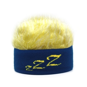 Detailaufnahme von blauem Strickstirnband mit gelbem ZZZ-Text und flauschigem Kunstpelz oben