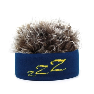 Details des blauen Strickstirnbands mit ZZZ-Stickerei und lockigem grauen Kunsthaar