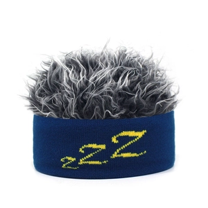 Detailaufnahme des blauen Strickstirnbands mit ZZZ-Stickerei und grauem Kunsthaar
