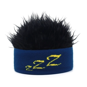 Detailansicht des lustigen Perückenstirnbands mit ZZZ-Stickerei und blauem Strick