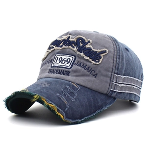 Dettaglio del cappello da baseball in denim lavato con ricamo 3D RockShark 1969