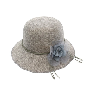 Chapeau de soleil élégant taupe pour femme avec fleur en résille et décor de corde verte