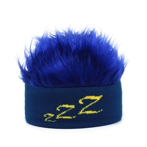 Detail eines blauen Strick-Stirnbands mit blauer Perücke und gelbem ZZZ-Schriftzug
